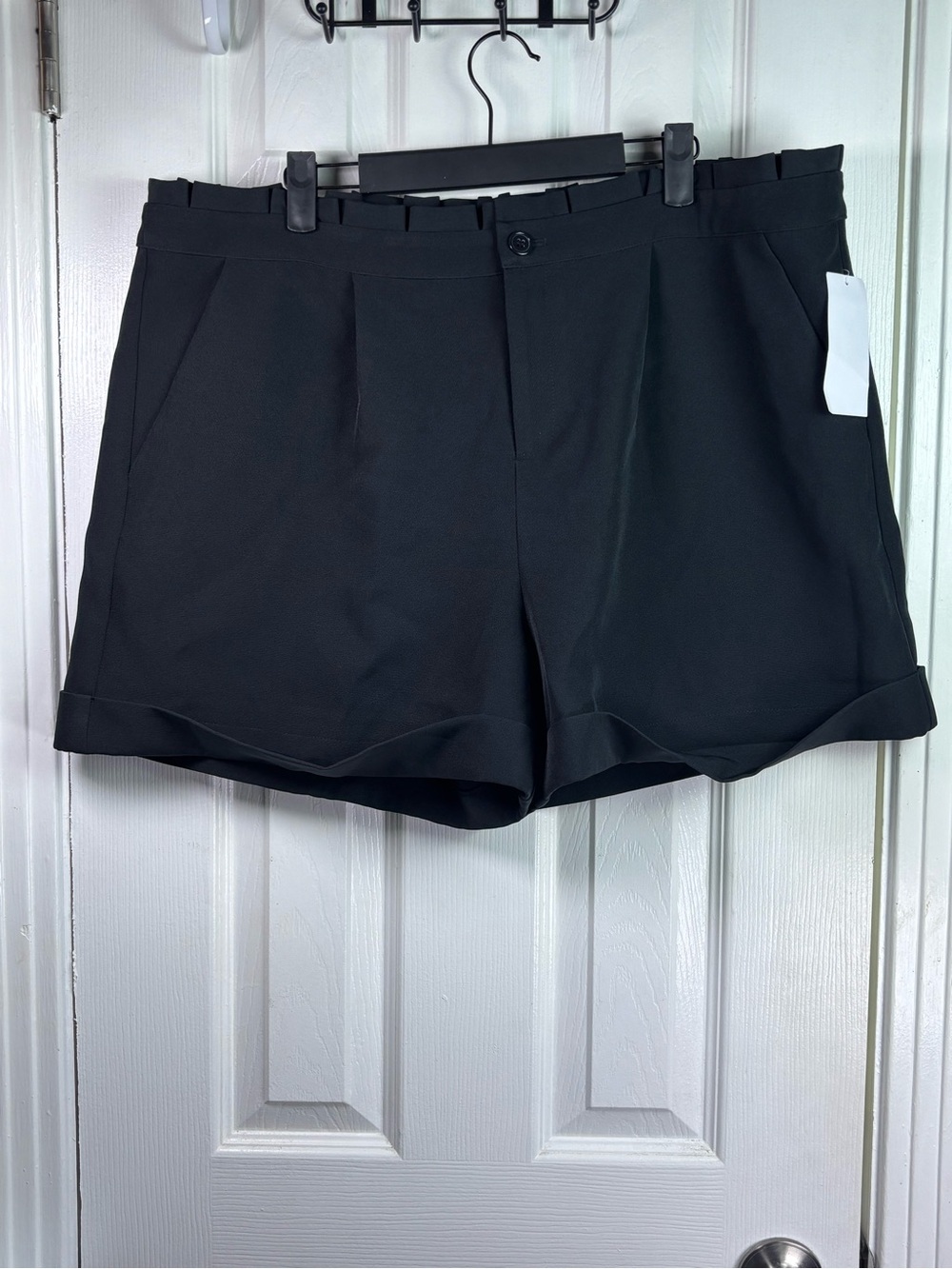 VENUS Black Women's Flat-Front Cuffed Dress Shorts - Picture 2 of 14